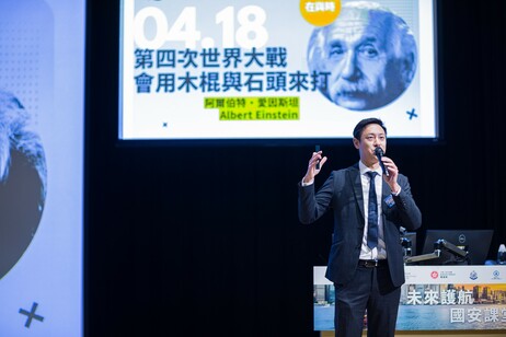 香港警務處新界北總區防止罪案辦公室主任黃長興總督察介紹國家安全教育相關學與教資源，協助教師加深理解