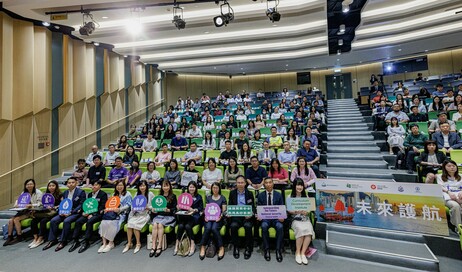 參與活動的教師及教育工作者展示不同國家安全教育範疇的學習元素