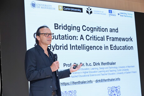 联合国教科文组织高等教育学习与教学数据科学联合教席Dirk Ifenthaler教授发表主旨演讲