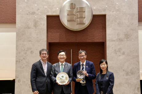 Professor John Lee Chi-Kin, President of EdUHK (second from right), Professor May Cheng May-hung, Vice President (Academic) of EdUHK (first from right), Professor Jang Shin Ho, President of SNUE (second from left) and Professor Kim Bang Chool, Vice Presid