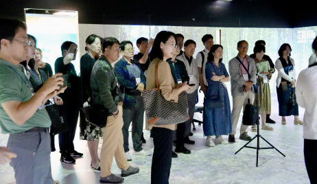 The SNUE delegation visits EdUHK’s library and experiences the AI-powered and technology-enhanced education facilities