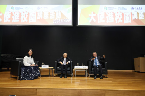 教大协理副校长（内地协作与发展）盖会霞女士（左一）主持问答环节，与会师生踊跃提问