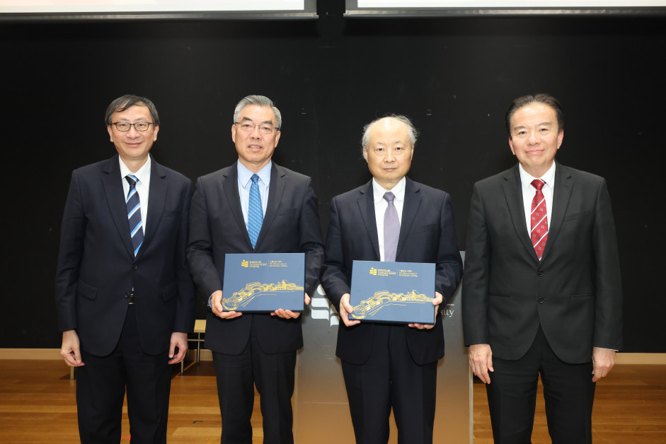 教大校董会主席黄友嘉博士（右一）与教大校长李子建教授（左一）向詹永新大使（右二）和黄屏大使（左二）致送纪念品