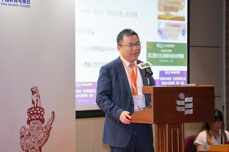 培僑中學伍煥杰校長發表演講