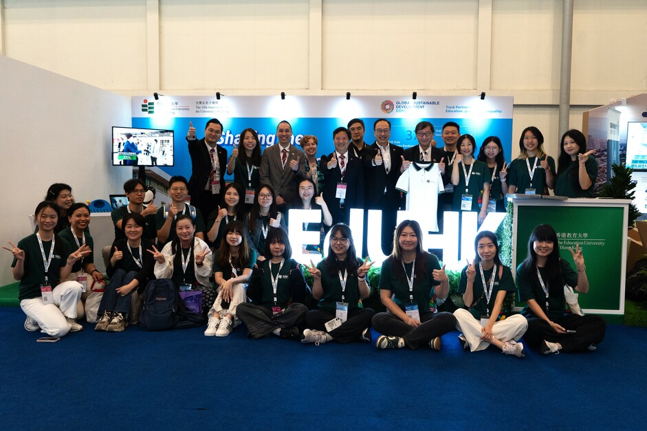 Professor John Lee Chi-Kin, President, and Professor Chetwyn Chan Che-hin, Vice President (Research and Development), join the Student Ambassadors for a commemorative photo