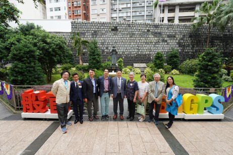 典禮結束後，嘉賓參與般咸道官立小學校園導賞