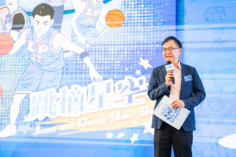 Professor Kenneth Sin Kuen-fung, Executive Director of ISNIE at EdUHK, addresses the ceremony