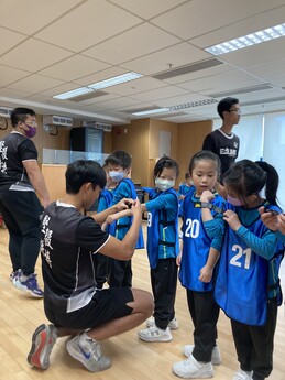 教大研究团队在本港七间小学招募儿童，参与儿童需佩戴监测腕表纪录活动量