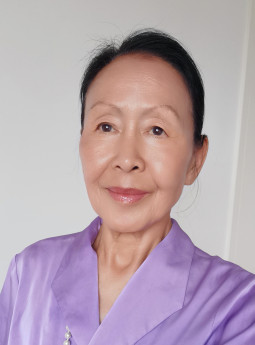 吳方笑薇女士，BBS