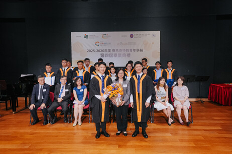 毕业学员彭钰林（左），彭钰承（右）领取学苑学员荣誉榜后，代表全体毕业学员向香港赛马会慈善事务主管（衞生健康；乐龄护老）陈载英女士（中）献花
