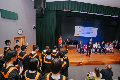 特殊需要与融合教育研究所执行所长及学苑总监冼权锋教授向各位毕业学员宣告：「你们已正式完成学业，毕业了！」