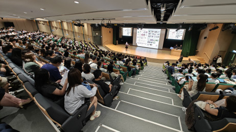Dr Margaret Ng Cheuk-wing, Senior Lecturer of the Department of Curriculum and Instruction at EdUHK, delivers a keynote speech 
