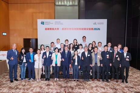 Group photo of EdUHK management team with representatives of social service organisations