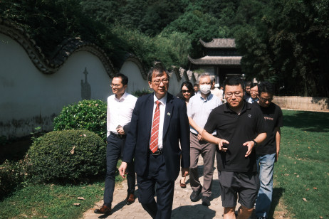 景德鎮陶瓷大學古陶瓷研究所研究員李錦偉老師（前排右）為教大師生介紹研究所的發展及古陶瓷研究工作