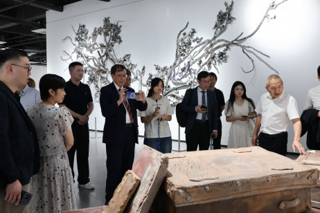教大師生在景德鎮陶瓷大學觀賞國際陶瓷藝術雙年展，深入了解當代陶瓷藝術的創作與發展