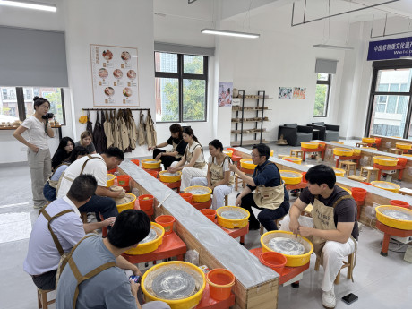 教大學生在景德鎮體驗製陶過程