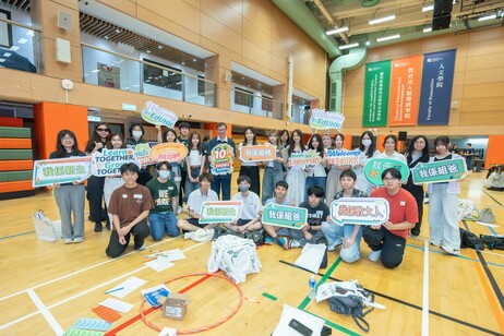 President Professor John Lee Chi-Kin engages with students during the Orientation activities
