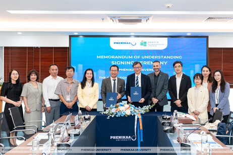 Group photo with the Phenikaa University 