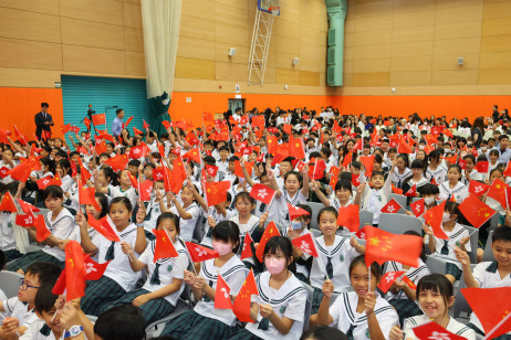 教大賽馬會小學學生一同參與2026／27學年開學日升旗禮