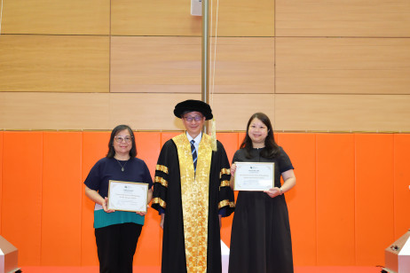 教大校長李子建教授（中）向香港教育大學賽馬會小學張錦欣校長（右）及竹園區神召會太和康樂幼兒學校鍾錦玲校長（左）致送感謝狀