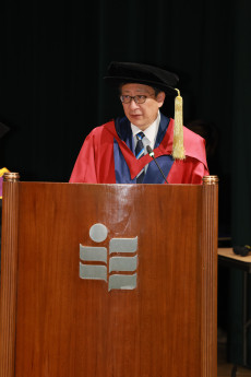 Professor John Lee Chi-Kin delivers acceptance remarks