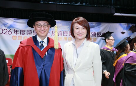 President of the Legislative Council of the HKSAR and Honorary Professor at EdUHK, Professor Starry Lee Wai-king (right), attends as an award presenter and offers her congratulations to Professor John Lee Chi-Kin 