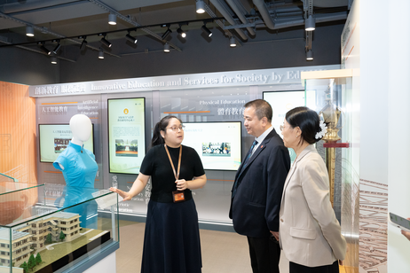 金院士参观教大校史展