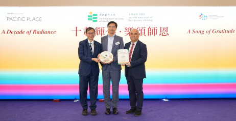 On behalf of EdUHK, Professor Terence Chan Ho-wah and Professor John Lee Chi-Kin present certificates of appreciation and a souvenir to the representative of Pacific Place