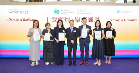 EdUHK Vice President (Administration) Dr Tom Fong Wing-ho presents certificates of appreciation to representatives of participating schools in the GUINNESS WORLD RECORD™ challenge