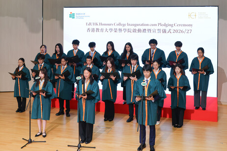 The 20 Honours College students take an oath, witnessed by the officiating guests, senior management of the Honours College, professional mentors and supervisors