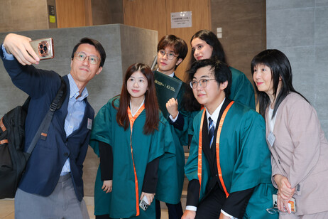 Honours College students take photos with professional mentors and supervisors