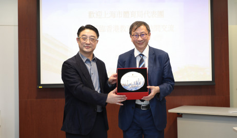 上海市体育局与教大互赠纪念品；左为上海市体育局党组副书记兼副局长陆檩先生，右为教大校长李子建教授