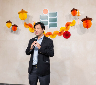 校董會成員何建宗博士亦與學生們共慶中秋