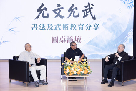 圓桌論壇由周立先生（中）主持，與鄭培凱教授（左）與陸地博士（右）就課程推行經驗及未來發展方向深入交流