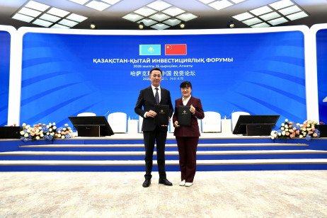 Professor Michelle Gu Mingyue, Assistant Vice President (Research) (right), represents EdUHK to exchange the signed cooperation agreement with Sabit Suatay, Acting Rector of the Kazakh National Women's Teacher Training University (QyzPU) (left)