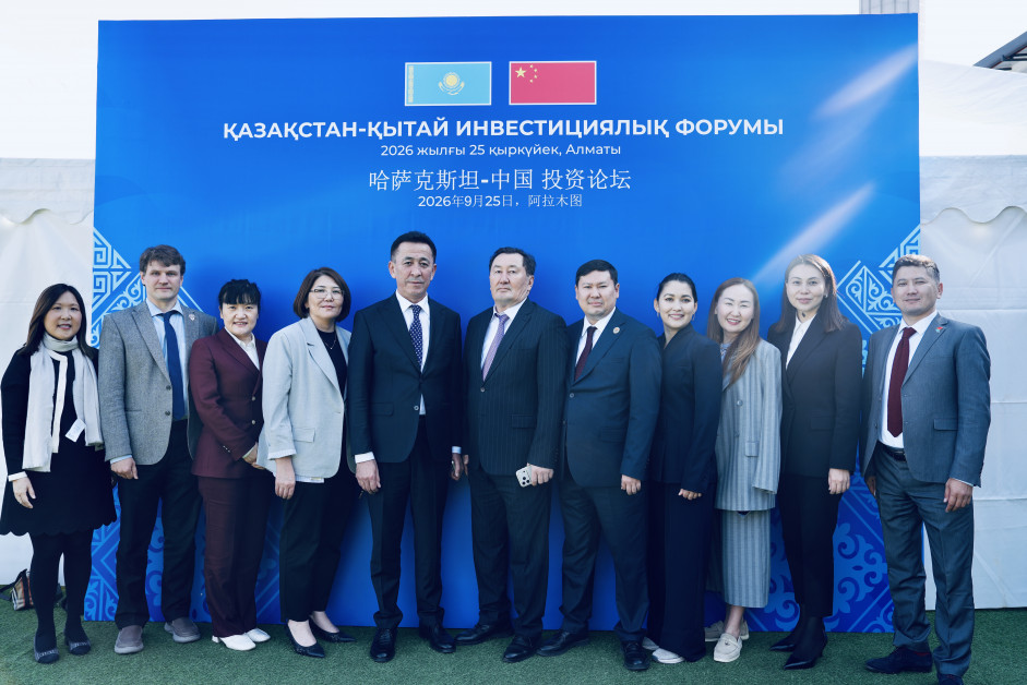 Professor Michelle Gu Mingyue, Assistant Vice‑President (Research) of EdUHK (third from left), and Ms Teresa Poon Sin-yi , Assistant Registrar of the Graduate School (first from left), in a group photo 