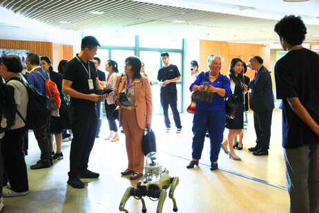 与会者参观会议展览区，了解创新教育科技、人工智能辅助学习工具及教学资源