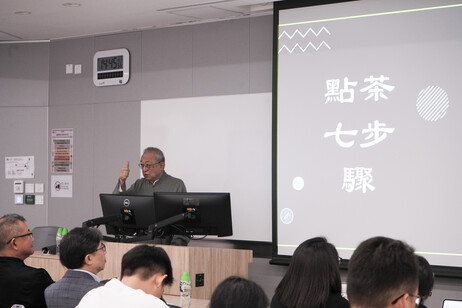 Professor Cheng Pei-kai, Distinguished Adjunct Professor of Beijing Normal-Hong Kong Baptist University, delivers a keynote speech
