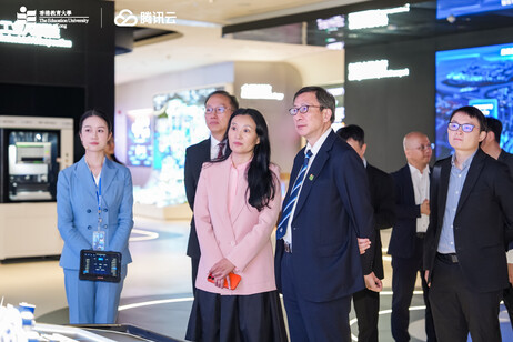 EdUHK delegation visits the Tencent exhibition hall