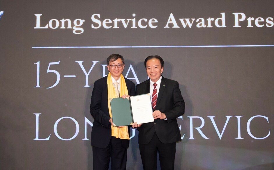 Dr David Wong Yau-Kar (right), Chairman of the EdUHK Council, presents the 15-Year Long Service Award to Professor John Lee Chi-Kin (left), President of EdUHK, at EdUHK's Spring Lunch this year