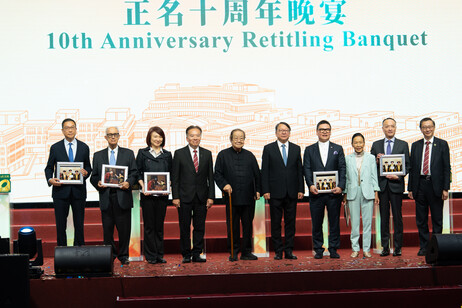 The University presented commemorative gifts to seven honorary awardees