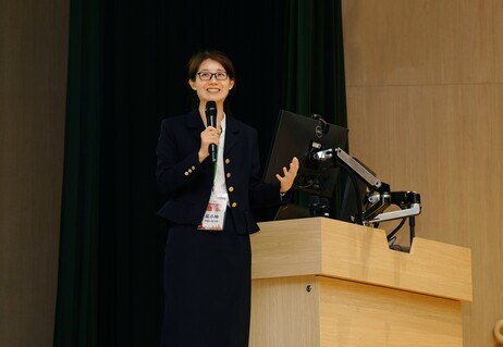人大新闻学院吴小坤教授以「人工智能时代的人与机器：理解、调适与共同发展」为题发表演讲