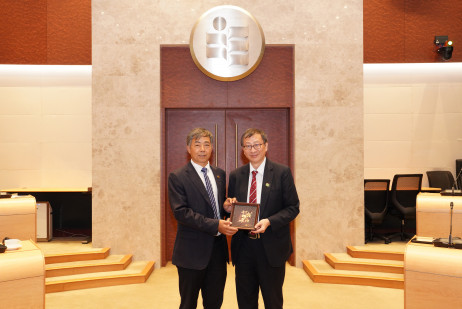 Professor John Lee Chi-Kin, President of EdUHK, exchanges the souvenir with Professor Ma Yugang, President of ECNU