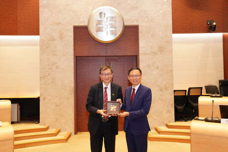 Professor John Lee Chi-Kin, President of EdUHK, exchanges the souvenir with Professor Kai‐Lung Hui, Associate Provost (Academic Development) of HKUST