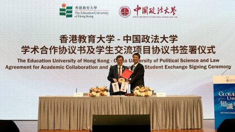 Professor Lu Chunlong, President of CUPL presents a souvenir to Professor John Lee Chi-Kin, President of EdUHK