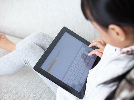 A self-regulated vocabulary learning approach supported by a mobile-user-generated-content tool for pupils in Hong Kong