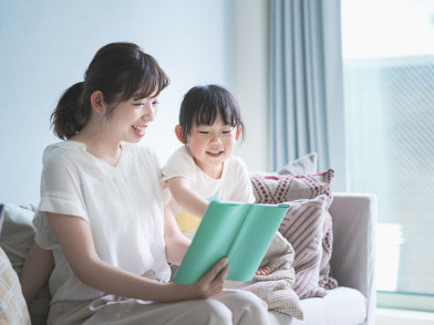 採用交叉滯後的縱向研究探討社交情感技能如何影響兒童的閱讀理解的發展