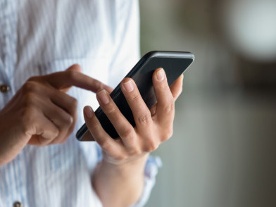 偵測社交媒體上四種語言的COVID-19 假信息：追隨者、情緒與確定性