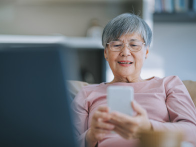 越老越孤單？獨處與幸福感關係的跨年齡差異