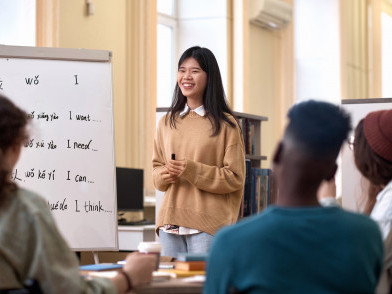 設計與評估英語會話代理，以支援及豐富年幼學生的家庭語言： 家長支援、基本機制、訓練員培訓和技術採用